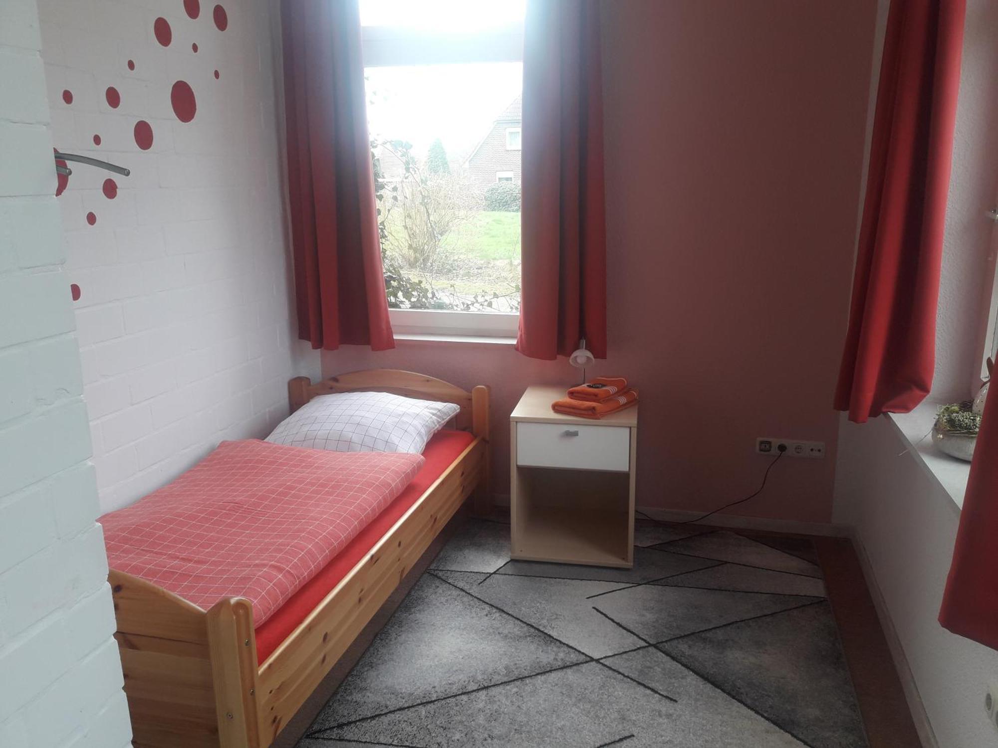 Das Haus Mit Der Roten Telefonzelle Apen Luaran gambar